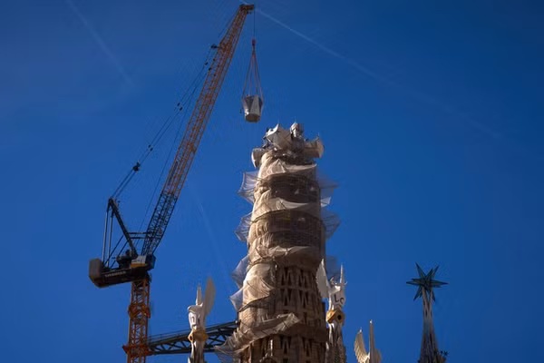 Cánh tay trên của cây thánh giá đang được nâng lên Tháp Chúa Giêsu Kitô tại nhà thờ Sagrada Familia, Barcelona, ngày 20/2/2026.
