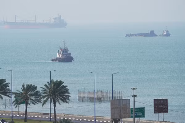 Các tàu thuyền di chuyển gần đảo Qeshm của Iran ở eo biển Hormuz.