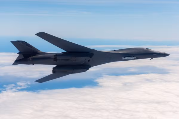 Máy bay ném bom B-1B Lancer được trang bị tên lửa siêu thanh ARRW.