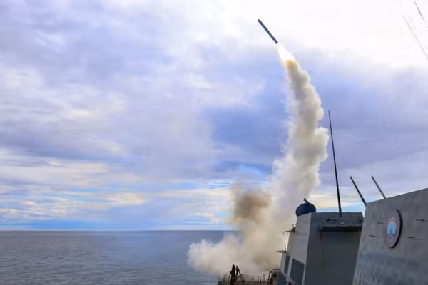 Tàu khu trục mang tên lửa dẫn đường lớp Arleigh Burke USS Thomas Hudner phóng tên lửa Tomahawk để hỗ trợ Chiến dịch Epic Fury, ngày 1/3/2026.