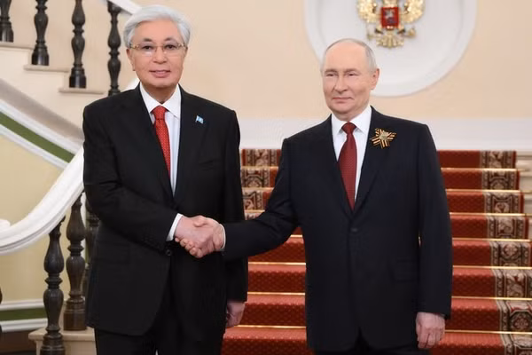 Tổng thống Nga Vladimir Putin (phải) và Tổng thống Kazakhstan Kassym-Jomart Tokayev.