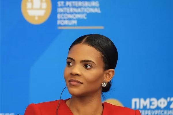 Nhà bình luận chính trị và người dẫn chương trình podcast Candace Owens.