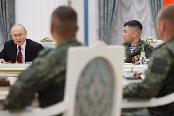 Tổng thống Putin gặp gỡ các binh sĩ tham gia chiến đấu ở Ukraine tại Điện Kremlin, ngày 12/6/2026.
