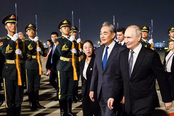 Ngoại trưởng Trung Quốc Vương Nghị (trái) đón tiếp Tổng thống Nga Vladimir Putin, ngày 19/5/2026.