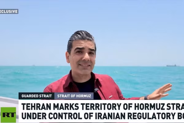 Phóng viên Saman Kojouri của hãng tin RT tại eo biển Hormuz, Iran, ngày 21/5/2026.