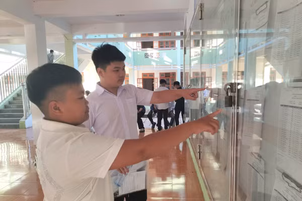Các thí sinh tại điểm thi trường THPT Chiềng Sinh kiểm tra thông tin cá nhân.