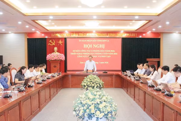 Ông Hà Trung Chiến, Phó Chủ tịch UBND tỉnh Sơn La chủ trì hội nghị.