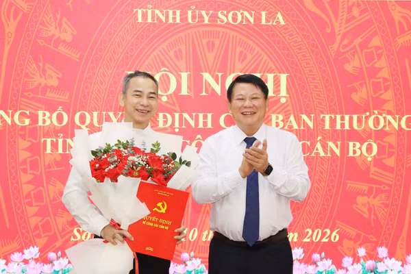 Ông Lò Minh Hùng, Phó Bí thư Thường trực Tỉnh ủy Sơn La (người bên phải) trao Quyết định và tặng hoa chúc mừng ông Huỳnh Minh Tuấn.