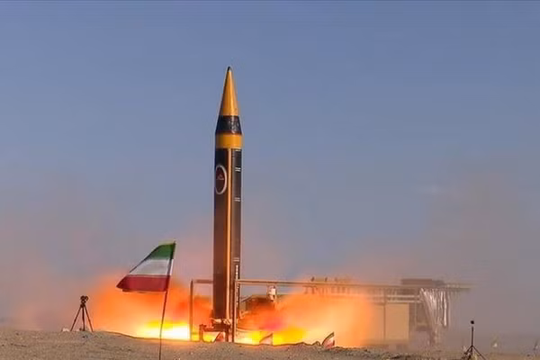 Tên lửa đạn đạo Khorramshahr thế hệ thứ 4 với tầm bắn 2.000km của Iran.