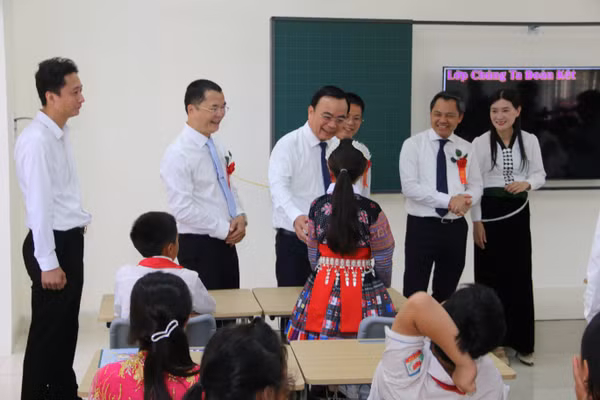 Lãnh đạo tỉnh Sơn La thăm lớp học mới tại Trường Phổ thông nội trú Tiểu học và THCS xã Yên Sơn.