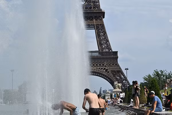 Người dân giải nhiệt tại các đài phun nước giữa đợt nắng nóng ở Paris, Pháp, ngày 20/6/2026.