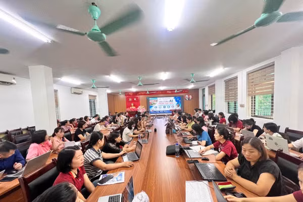 Cán bộ, giáo viên Trường THPT Chiềng Sinh trong buổi tập huấn AI.
