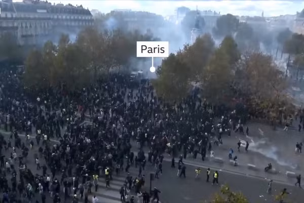 Biểu tình biến thành bạo loạn ở thủ đô Paris, Pháp, ngày 18/10/2026.