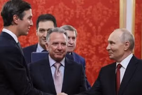 Tổng thống Nga Putin gặp các đặc phái viên của Tổng thống Mỹ, Steve Witkoff và Jared Kushner, tại Điện Kremlin, ngày 5/9/2026.