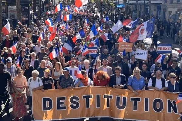 Hàng ngàn người tuần hành qua Paris yêu cầu Tổng thống Emmanuel Macron từ chức và kêu gọi Pháp rời khỏi EU, ngày 6/9/2025.