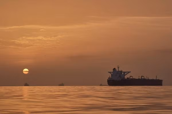 Tàu chở hàng đang di chuyển qua eo biển Hormuz.