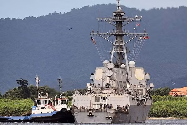 Tàu khu trục mang tên lửa dẫn đường USS Gravely của Mỹ cập cảng Port of Spain - thủ đô của Trinidad và Tobago, ngày 26/10/2025.