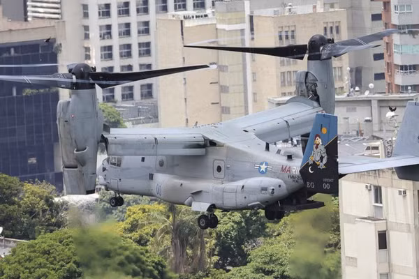 Máy bay Bell-Boeing V-22 Osprey của Mỹ thực hiện diễn tập sơ tán ở Caracas, Venezuela, ngày 23/5/2026.