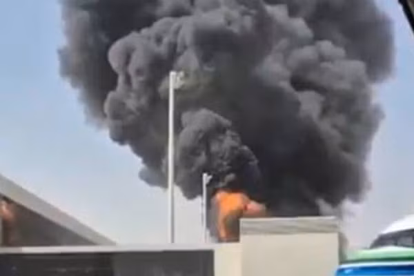 Khói đen bốc cao sau cuộc tấn công của Houthi nhằm vào sân bay quốc tế King Khalid ở Riyadh, Saudi Arabia, ngày 10/10/2026.