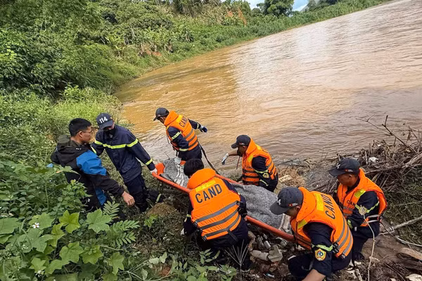 Lực lượng chức năng tìm thấy thi thể nạn nhân tại khu vực bản Mé Bọn, xã Sông Mã.