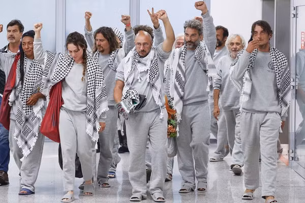 Các nhà hoạt động của Đoàn tàu Sumud toàn cầu, mặc đồng phục tù nhân Israel, khi họ đến Rome, Ý. 