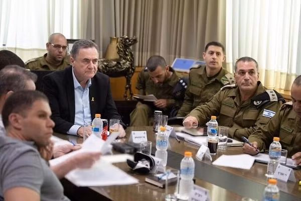 Bộ trưởng Quốc phòng Israel, Israel Katz (giữa) cùng các quan chức quân sự tại buổi họp ở Tel Aviv, ngày 7/9/2025.
