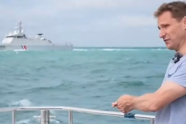Bộ trưởng Nội vụ đối lập Chris Philp đang kể lại sự vụ bị tàu chiến Pháp bắn 17 phát đạn về phía mình, ngày 28/7/2026.