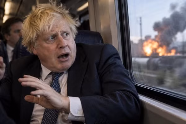 Cựu Thủ tướng Anh Boris Johnson hoảng sợ sau khi đoàn tàu chở ông bị UAV tấn công, ngày 13/9/2026.