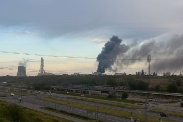 Những đám khói lớn dày đặc tại khu vực Cảng dầu St. Petersburg sau cuộc tấn công UAV của Ukraine, ngày 3/6/2026.