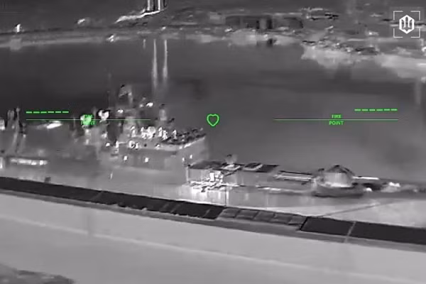 Khoảnh khắc UAV Ukraine tấn công tàu khu trục Admiral Makarov của Nga ở Biển Đen, ngày 6/4/2026.