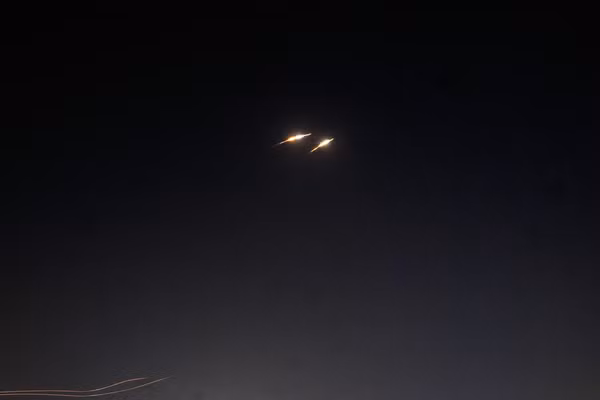 Israel phóng tên lửa để đánh chặn các tên lửa đạn đạo của Iran nhắm vào thủ đô Tel Aviv, ngày 6/4/2026.