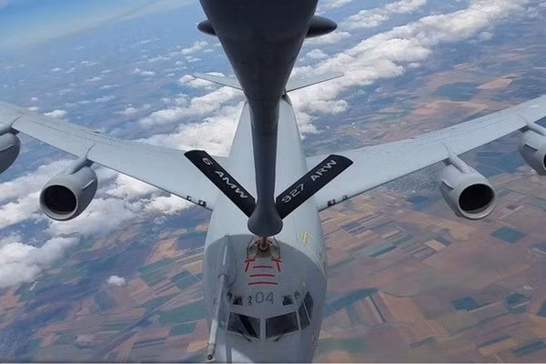 Máy bay tiếp nhiên liệu KC-135R Stratotanker của Mỹ.