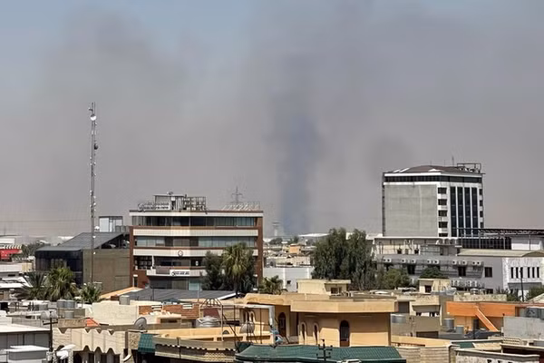 Khói đen bốc lên sau các vụ nổ gần căn cứ quân sự Mỹ ở Erbil, Iraq, ngày 24/7/2026.