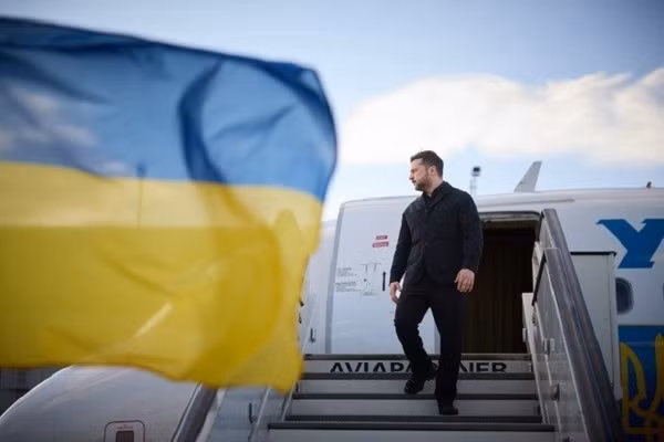 Tổng thống Ukraine Vladimir Zelensky đến Anh để gặp tân Thủ tướng Andy Burnham, ngày 27/7/2026.