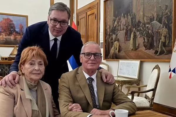 Cựu Tổng thống Serbia Aleksandar Vucic bên bố mẹ.