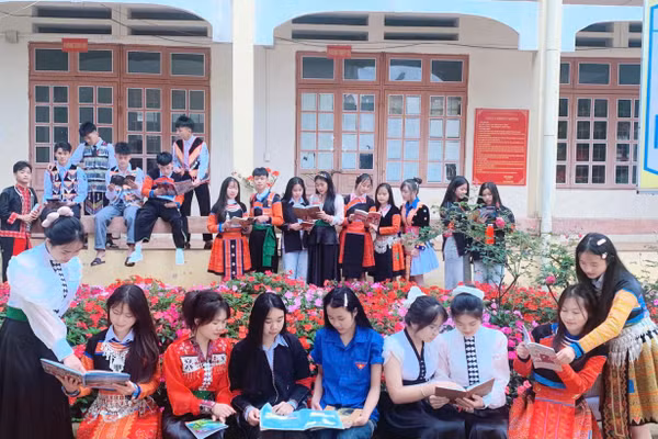 Học sinh trường PTDT nội trú THCS & THPT Bắc Yên chăm chú đọc sách tại khuôn viên trường học.