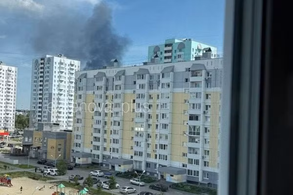 Những đám khói đen bốc cao sau cuộc tấn công UAV của Ukraine nhằm vào nhà máy lọc dầu Tyumen, ngày 20/6/2026.