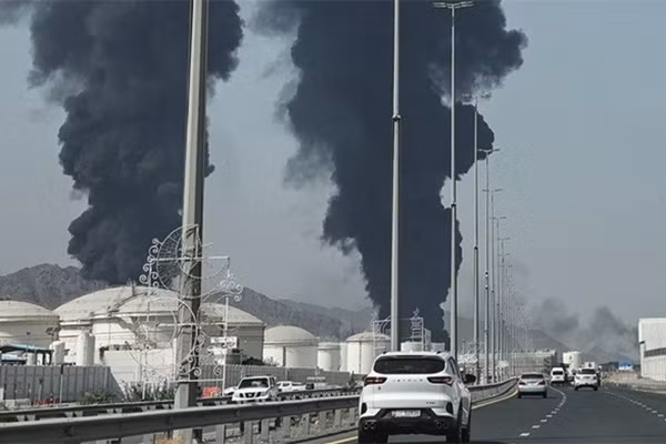 Iran tấn công UAV nhằm vào Khu Công nghiệp Dầu khí Fujairah, ngày 4/5/2026.