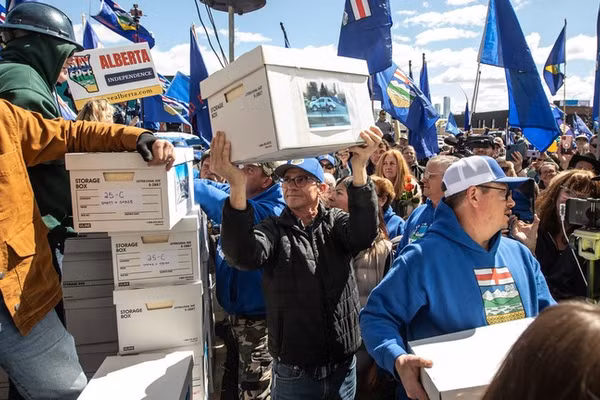 Các nhà hoạt động nhóm Stay Free Alberta mang theo những thùng chữ ký để nộp cho Ủy ban Bầu cử Alberta tại Edmonton, ngày 4/5/2026.