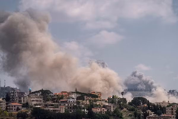 Khói bốc lên sau một cuộc không kích của Israel ở Nabatieh, Lebanon, ngày 21/8/2026.