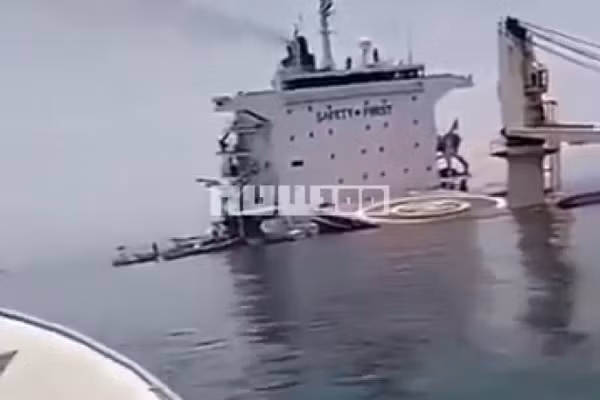 Con tàu bị tấn công chìm ở eo biển Hormuz.