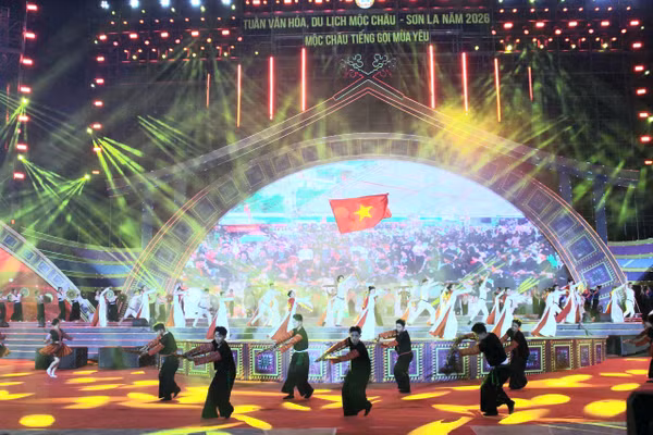 Tiết mục múa khèn tại đêm hội Mộc Châu - Tiếng gọi mùa yêu.
