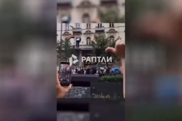 Người biểu tình la ó phản đối tân Thủ tướng Hungary về thỏa thuận di cư với EU.