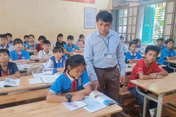 Với lòng yêu nghề, mến trẻ, ông Lò Đức Tháo luôn được học sinh và đồng nghiệp quý mến.