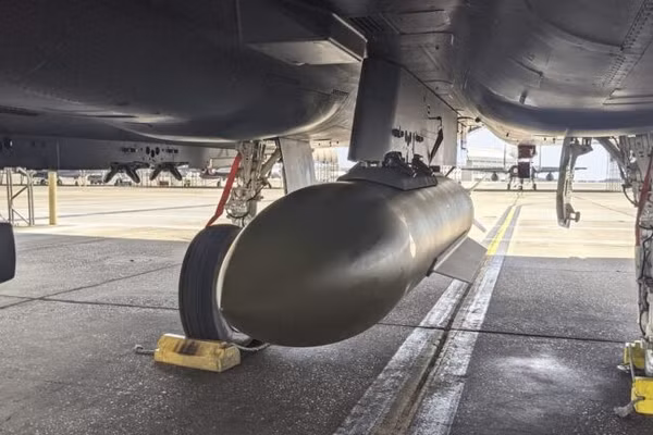 Bom xuyên phá sâu 5.000 pound của Mỹ.