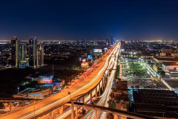 Xa lộ Bang Na có một vệt sáng ngoạn mục vào ban đêm.
