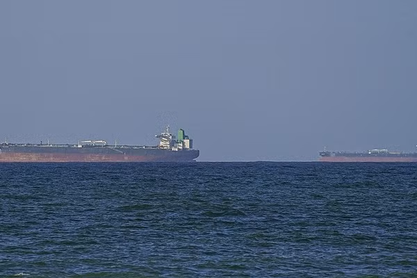Tàu chở hàng Touska mang cờ Iran đang di chuyển ở Vịnh Oman thì bị lực lượng Mỹ nổ súng và bắt giữ, ngày 19/4/2026.