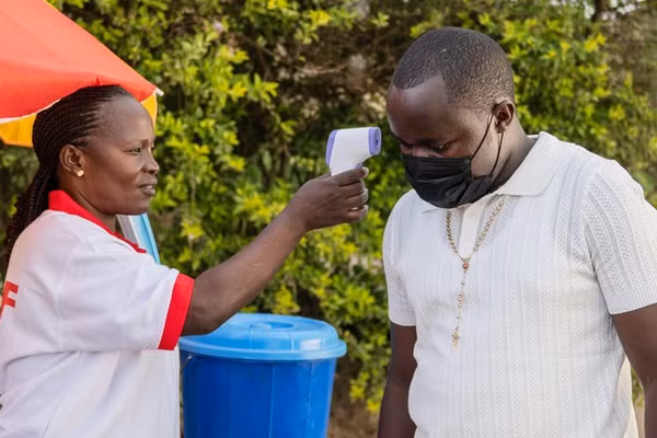 Nhân viên y tế kiểm tra thân nhiệt một người đàn ông ở Bunia, DR Congo, ngày 19/5/2026