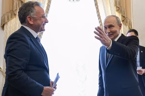 Tổng thống Nga Vladimir Putin (phải) chào đón đặc phái viên Steve Witkoff tại Cung điện Constantine, ngoại ô St. Petersburg, ngày 21/10/2026.