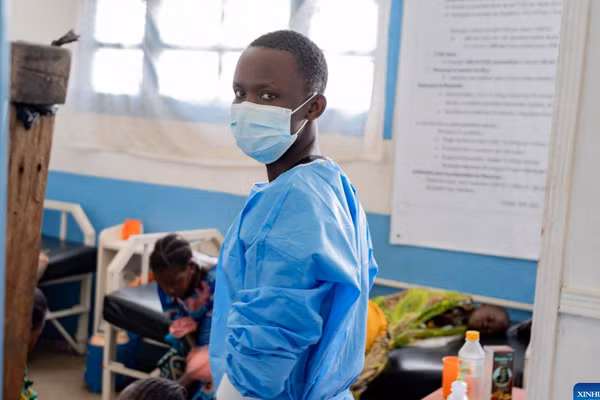 Nhân viên y tế đang điều trị ca nhiễm Ebola tại một bệnh viện ở Cộng hòa Dân chủ Congo.